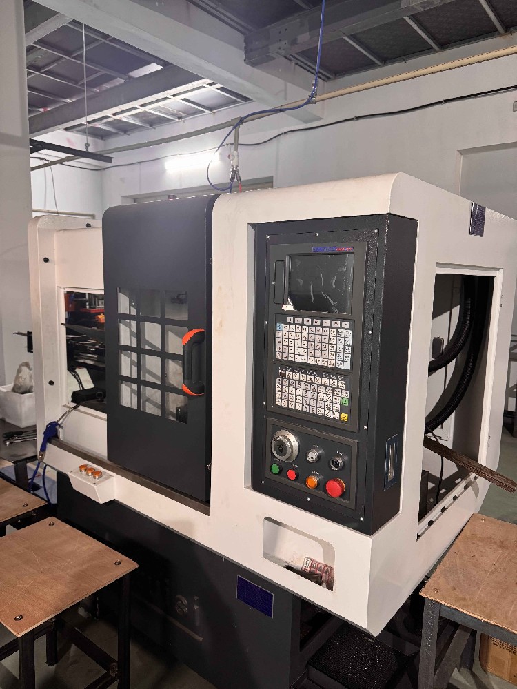 Trung tâm gia công phay-tiện phôi kim loại