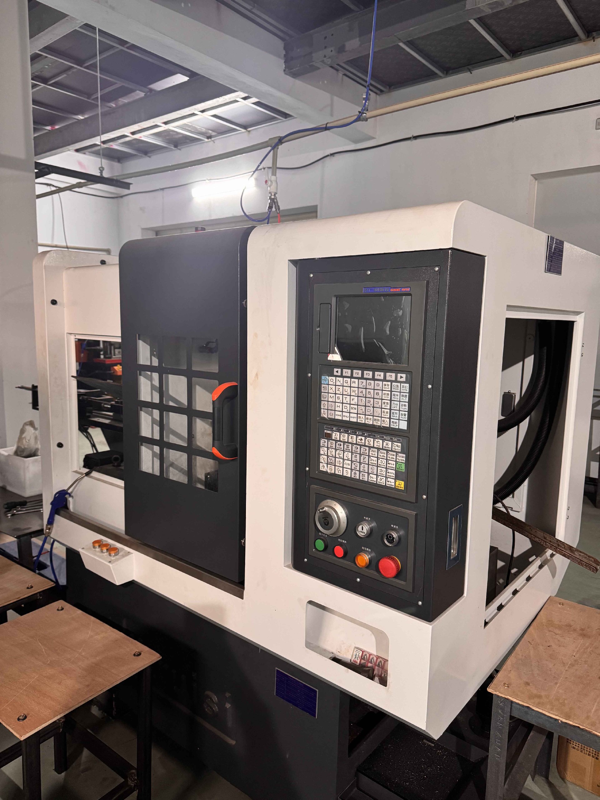 Trung tâm gia công phay-tiện phôi kim loại